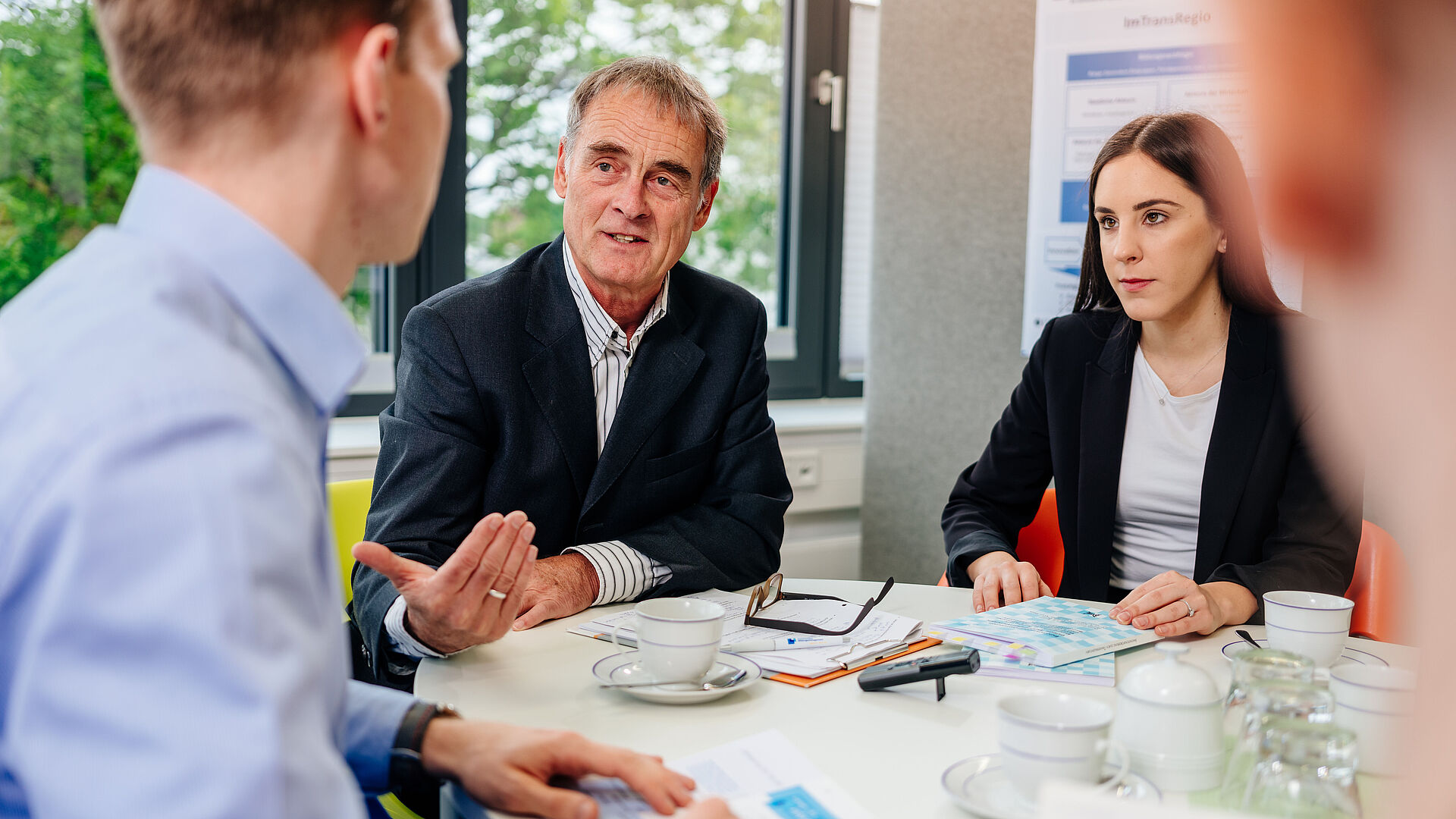 Teamgespräch im Besprechungsraum.